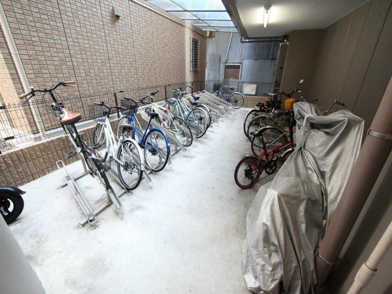 フローラル栄II 屋根付駐輪場