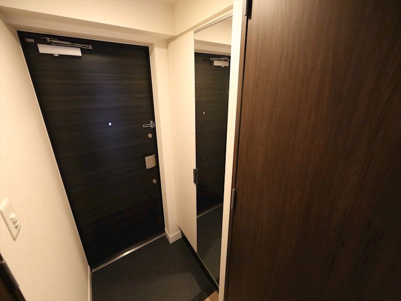 プレサンス大須観音駅前 玄関　シューズボックス　姿見鏡付き（収納充実してます）