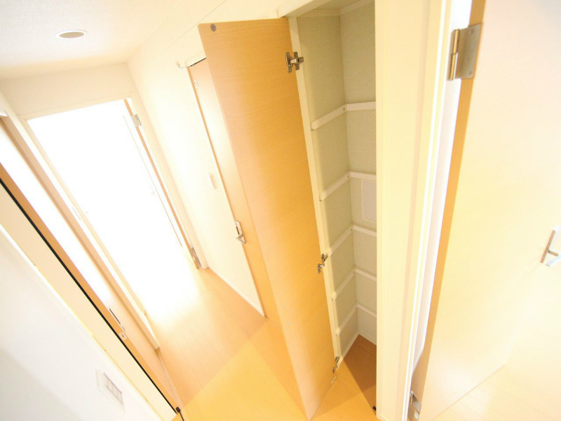 Ｌａｔａｍｉｄｅｎｃｅ駒止（ラタミデンス駒止） 廊下にある収納（収納充実してます）