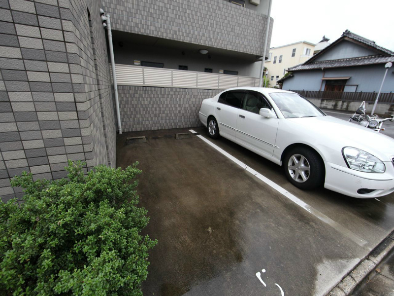 エルム塩付 敷地内平面駐車場