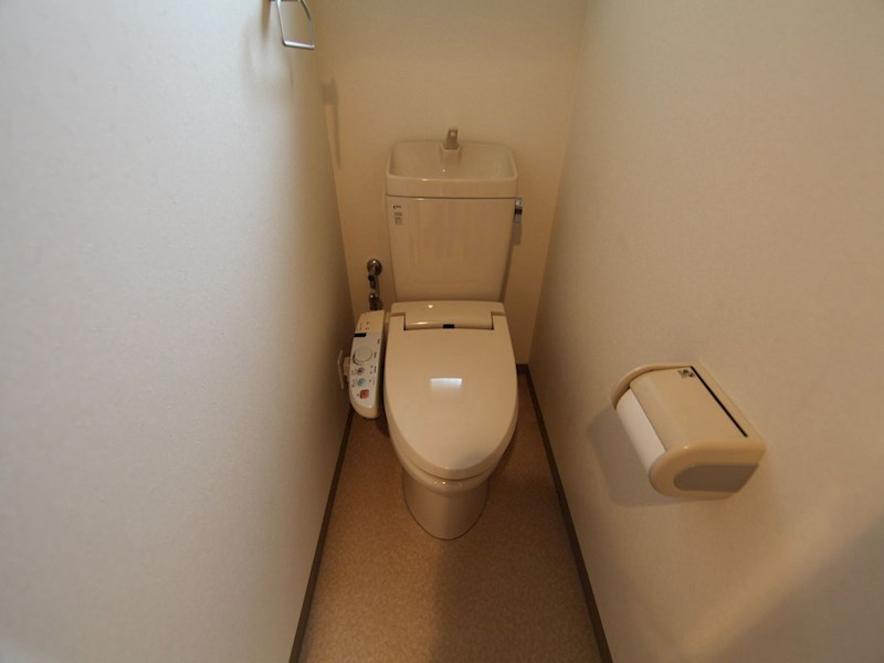 アールズコート葵 温水洗浄暖房便座付トイレ　窓付き（換気良好）