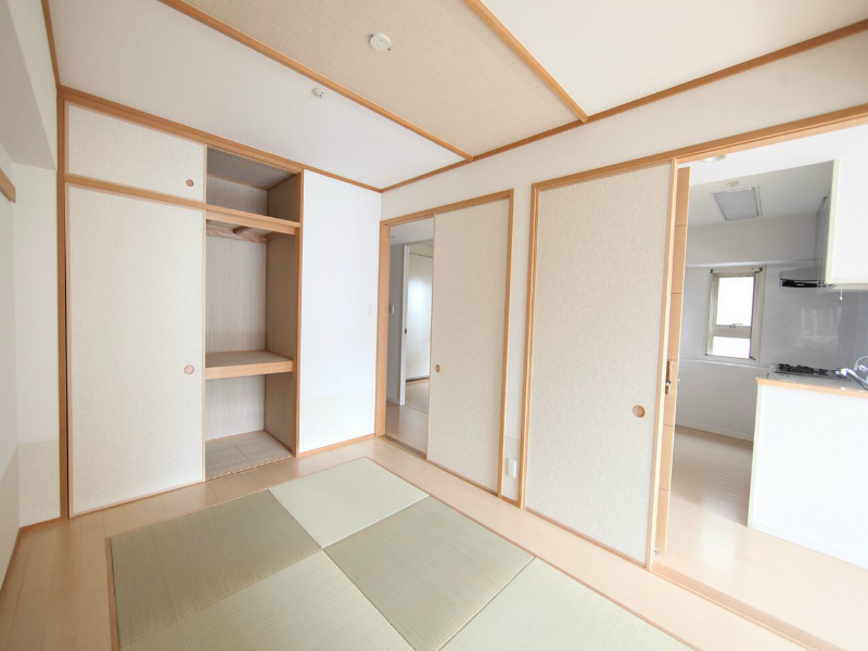 レジディア泉 和室6帖　押入れ付（収納充実してます）