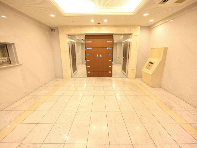 レジディア泉 エントランス　オートロック　防犯カメラ　宅配ＢＯＸ　コンシェルジュ付