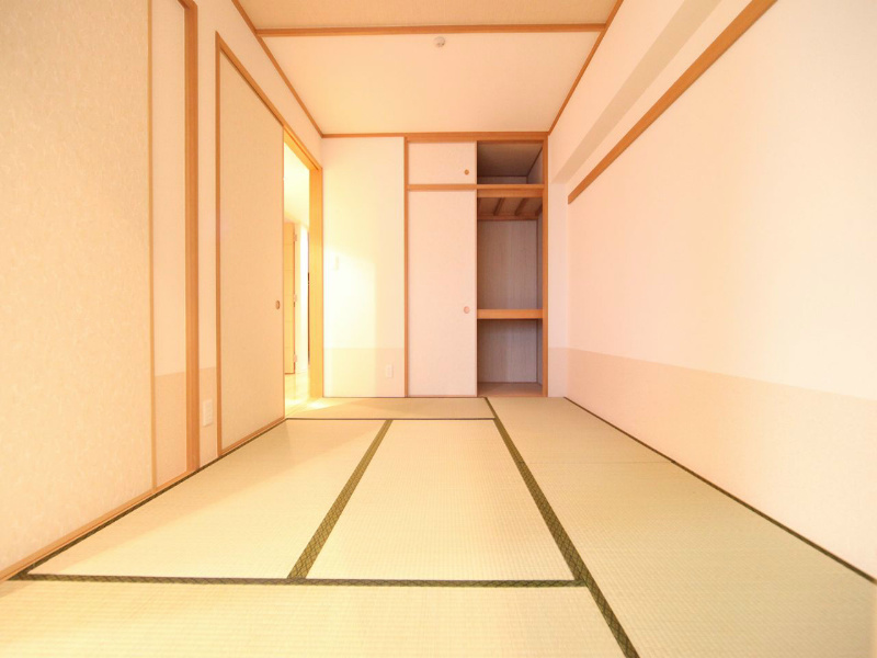 レジディア泉 和室6帖　押入れ付（収納充実してます）