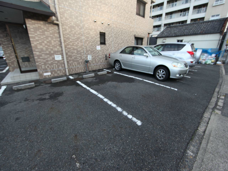 ラ・ポート八熊苑 敷地内平面駐車場