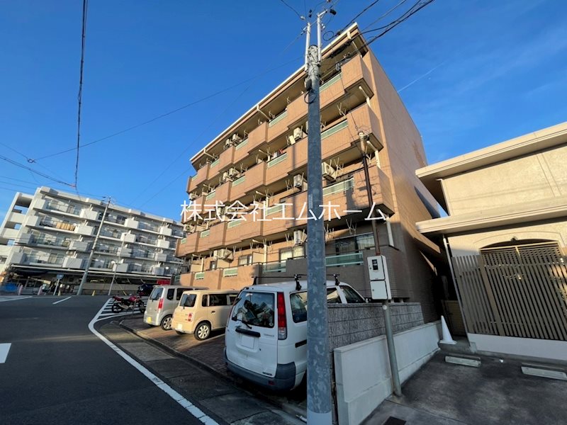 スカイコールほうねん 外観　オートロック付　敷地内平面駐車場有　ゴミステーション有