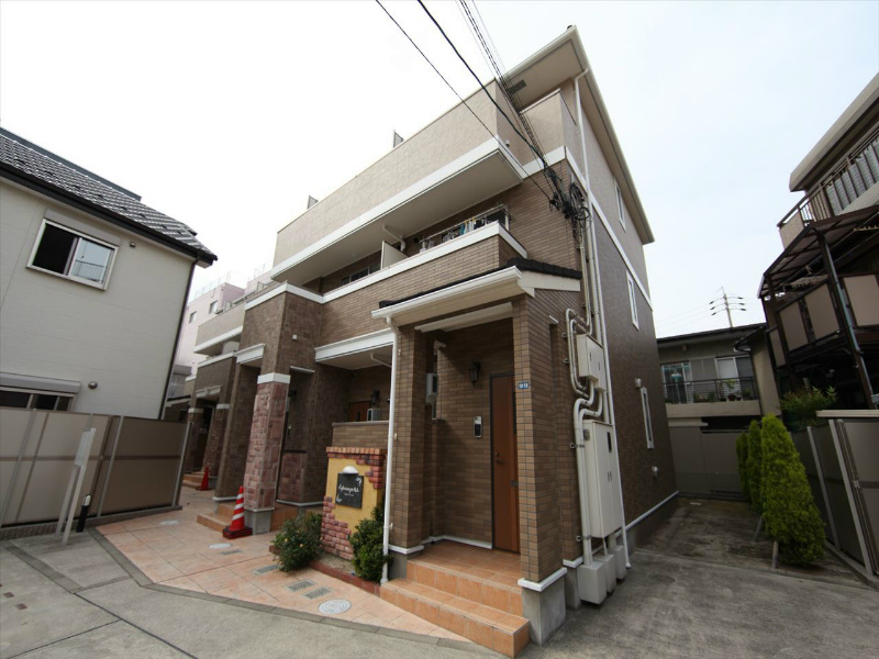 外観 敷地内平面駐車場 屋根付き駐輪場有り