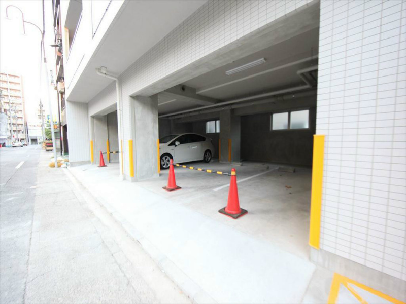 ラッフル新栄 敷地内平面駐車場