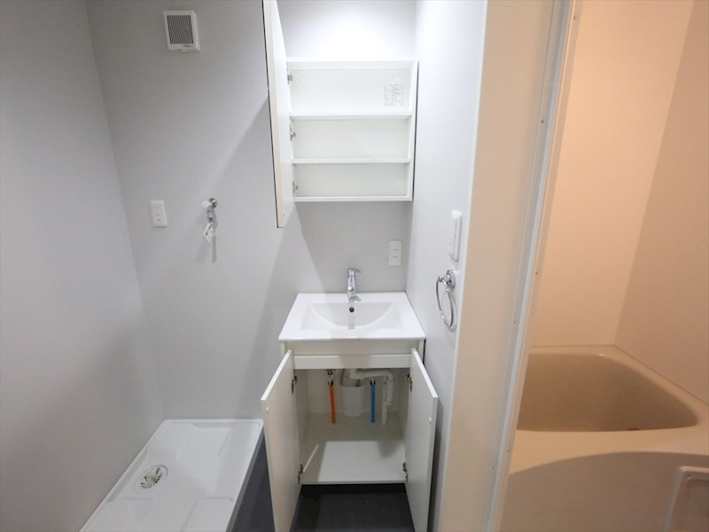 コンフォート鳴海 脱衣所　独立洗面台（シャンプードレッサー付）