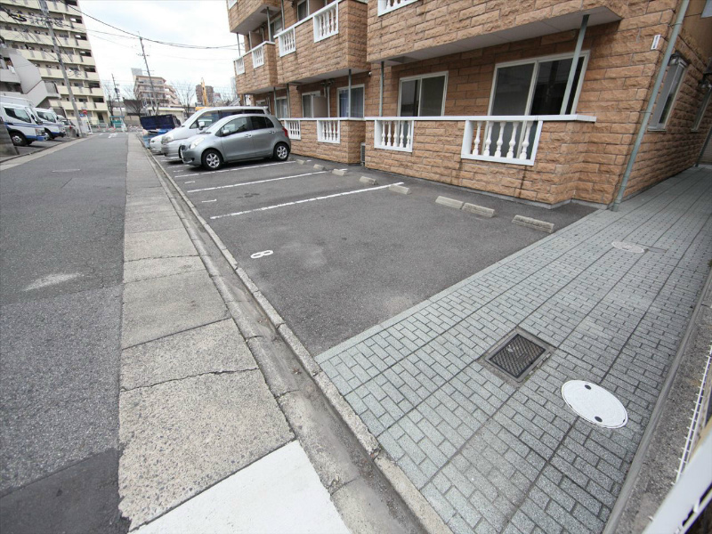 ネィフィオーレ 敷地内平面駐車場