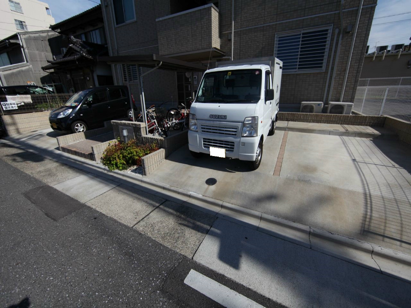 ラフィーネ野立 敷地内平面駐車場