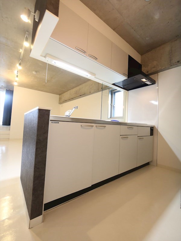 Ｓ－ＦＯＲＴ六番町（エスフォート六番町） システムキッチン（ＩＨ2口コンロ付）カウンターキッチン　窓付