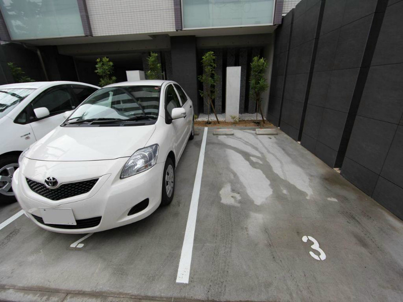ＣＡＳＴＥＬＬＯＬＵＳＳＯ（カステロルッソ） 敷地内平置駐車場