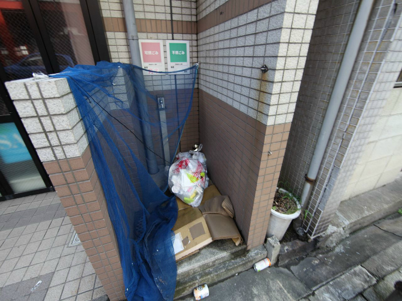 メゾン・ド・リスブラン 敷地内ゴミ置き場
