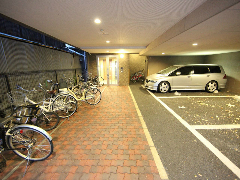 ルミナス新栄 敷地内屋根付平面駐車場