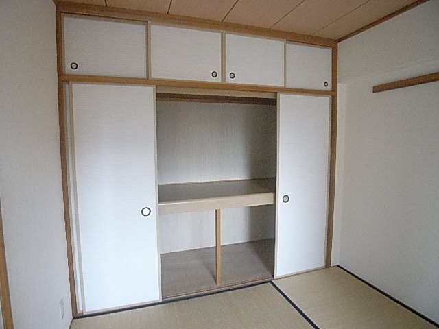 オーローラル広見 南和室　押入れ