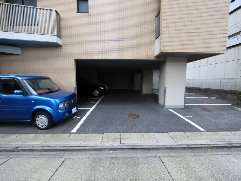 コンフォートピア・アツミ 敷地内駐車場
