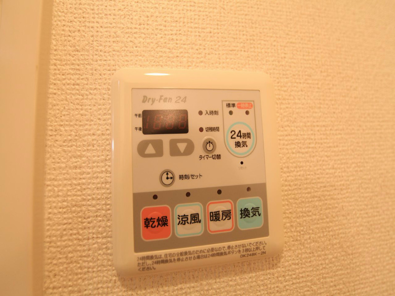 フィルストン白壁 浴室暖房乾燥機　24時間換気機能付バスルーム