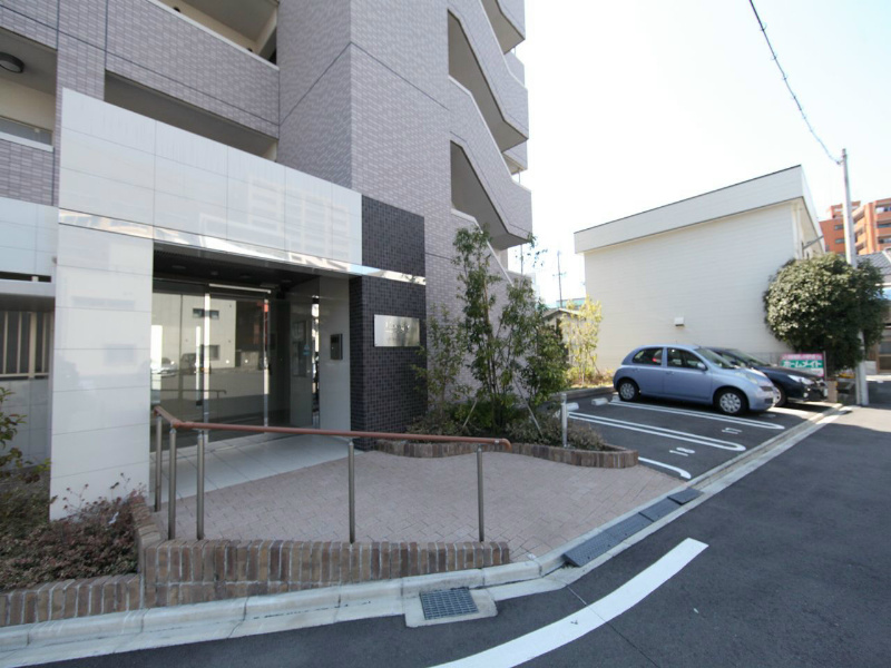 ＬａＩｓｌａＧｒａｎｄｅ（ライスラグランデ） エントランス　オートロック付　敷地内平面駐車場
