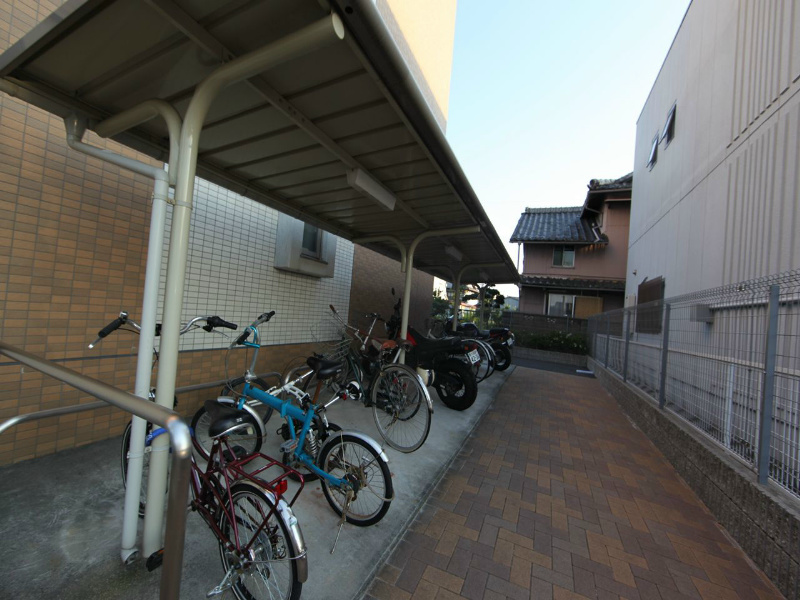 エトワール烏森 屋根付き駐輪場有り