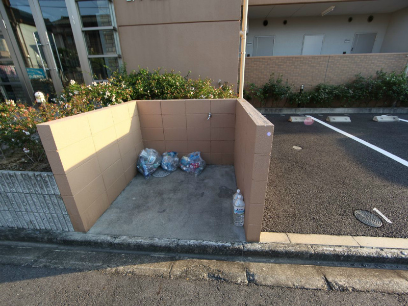 エトワール烏森 敷地内ゴミ捨て場