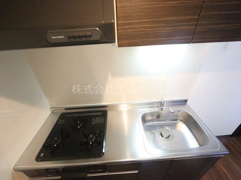Ｃｒｅｏ八田壱番館 システムキッチン（ガス3口コンログリル付）同型写真