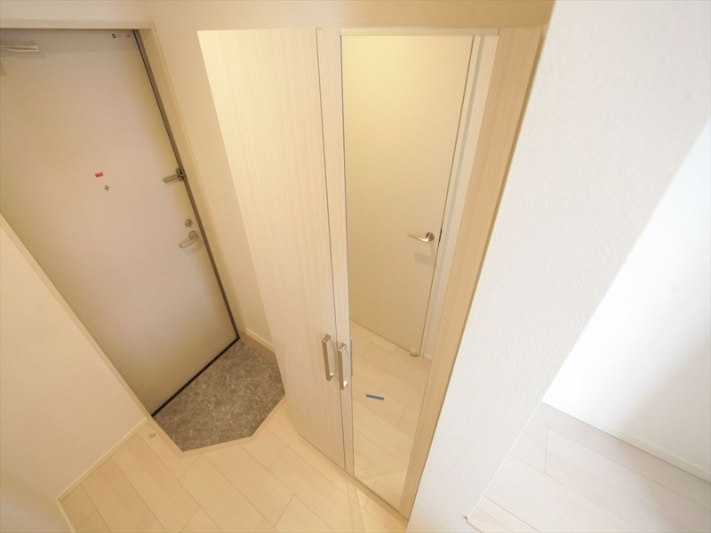 ハーモニーテラス茶屋坂通 玄関　シューズボックス　姿見鏡付き（収納充実してます）