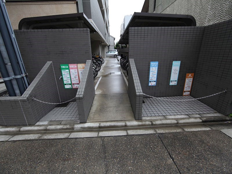 スクエア名古屋港 敷地内ゴミ捨て場