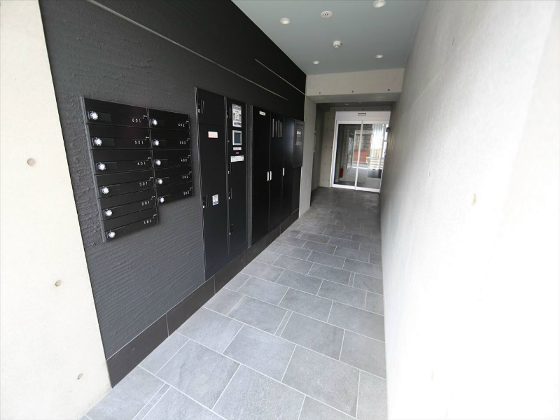 ＧプラスＨＯＮＭＡＣＨＩ（ジープラスホンマチ） 宅配ＢＯＸ　不在時に荷物の受け取りができます