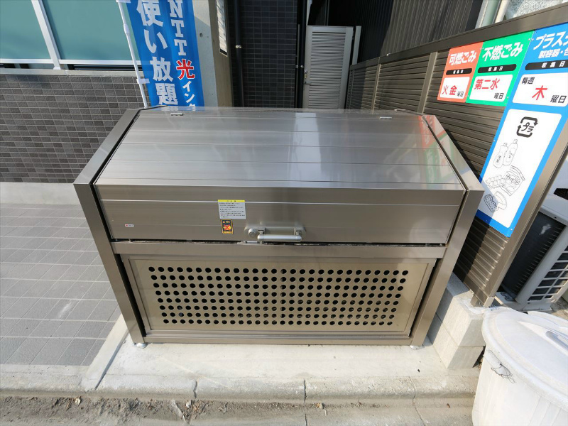 ＧプラスＨＯＮＭＡＣＨＩ（ジープラスホンマチ） 敷地内ゴミステーション