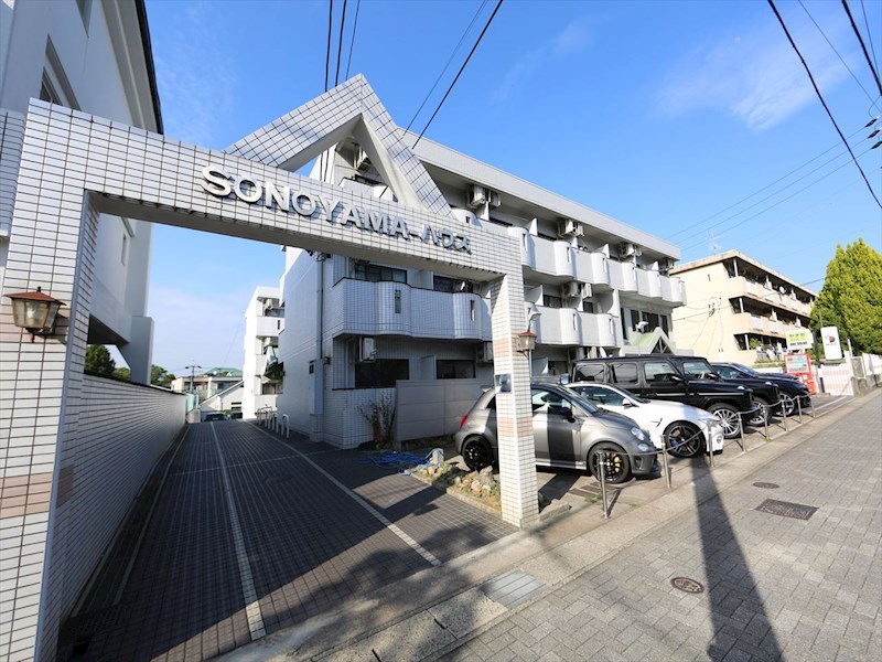 ＳＯＮＯＹＡＭＡハウス 外観　外壁タイル張り　屋根付き駐輪場有り