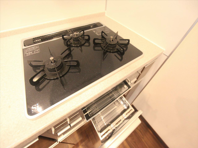 プレサンスロジェ鶴舞駅前Ⅱ カウンターキッチン　3口ガスコンロ　グリル　食器洗浄乾燥機