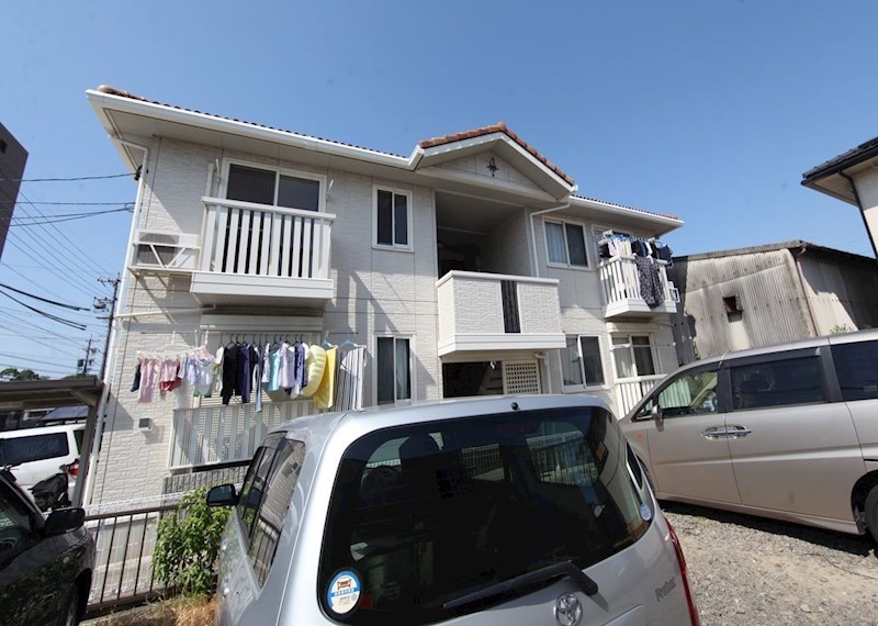 外観 敷地内平面駐車場 屋根付き駐輪場
