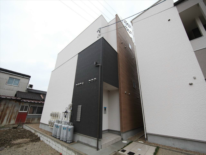 外観　オートロック付　集合ポスト有り　光インターネット無料