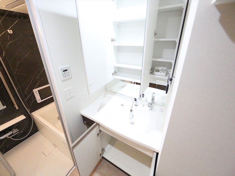 ＲＥＳＩＤＥＮＣＥ丸の内七間町 脱衣所　独立洗面台（シャンプードレッサー付）収納スペース有