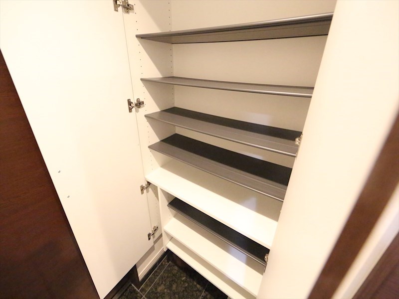 ＲＥＳＩＤＥＮＣＥ丸の内七間町 玄関　シューズボックス付（収納充実してます）