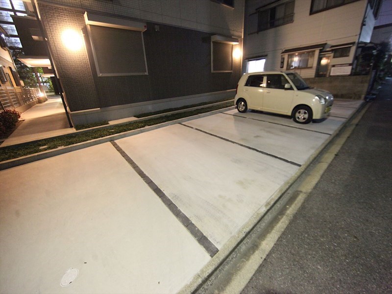 メゾンドリベルテII 敷地内平面駐車場