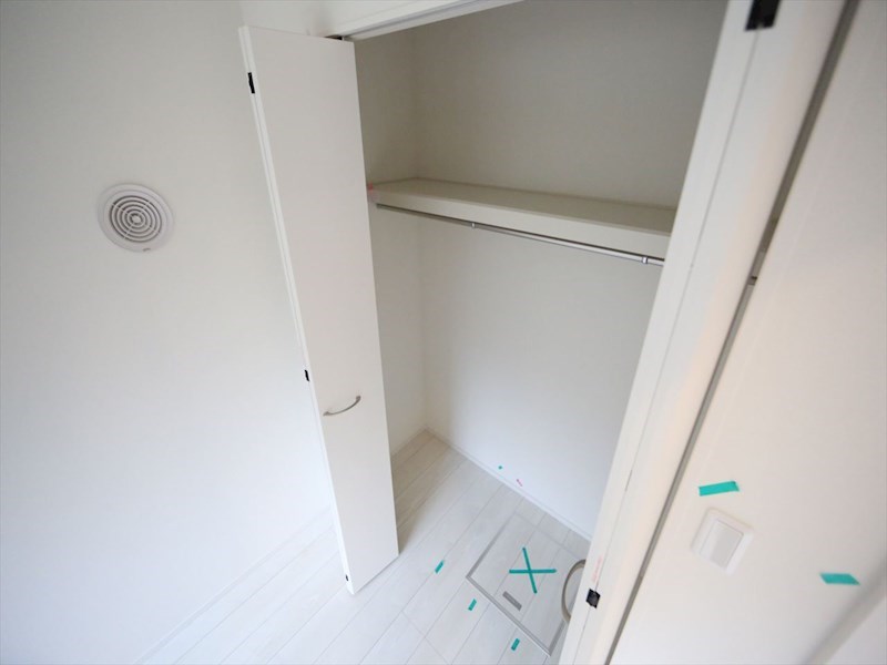 ハーモニーテラス高須賀町II ウォークインクローゼット（収納充実してます）　同仕様写真