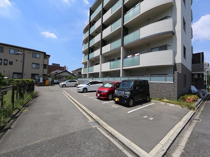 リバーストーム白鳥 敷地内平面駐車場