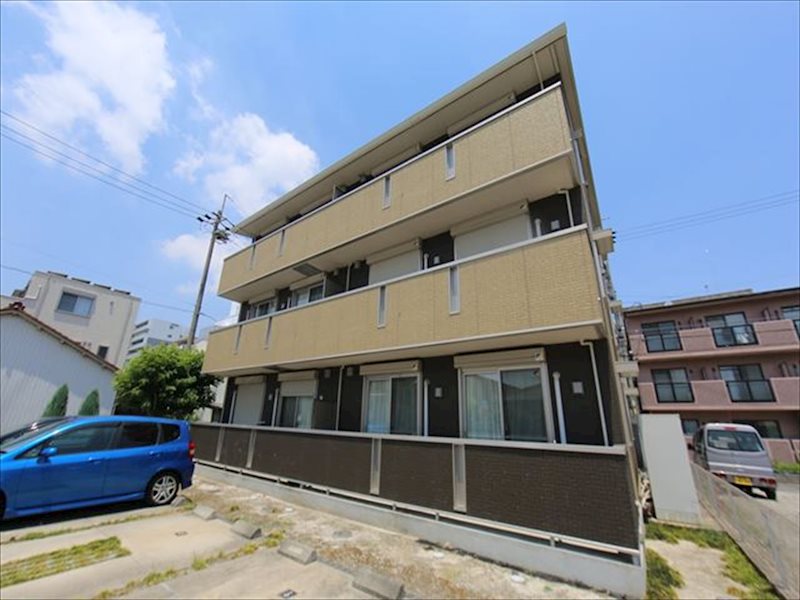 外観　オートロック付　屋根付き駐輪場有り