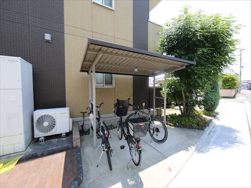 フオネイスト黄金 屋根付き駐輪場