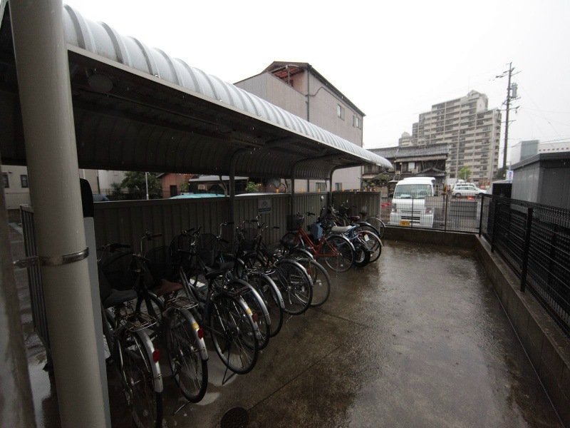 ポポラーレ白鳥 屋根付き駐輪場