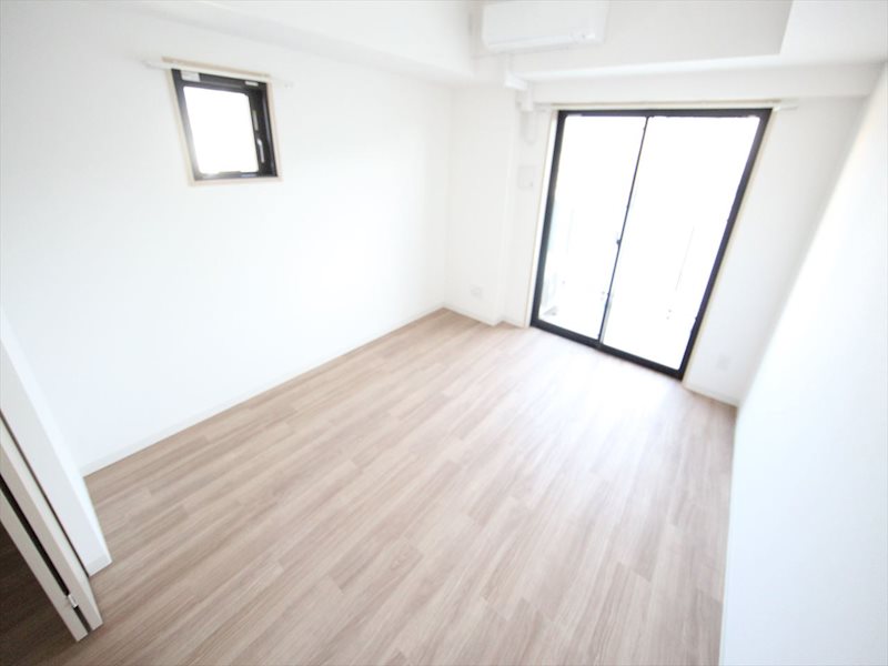 PURE RESIDENCE 名駅南 洋室8.6帖　エアコン完備　バルコニーに面しています