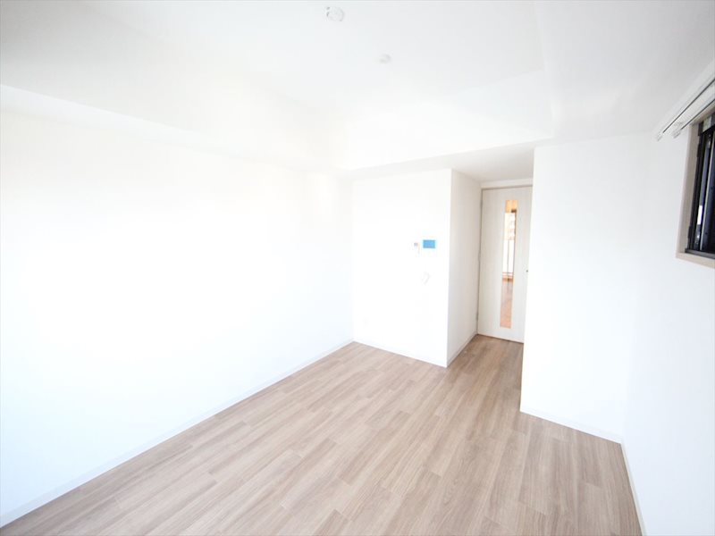 PURE RESIDENCE 名駅南 洋室8.6帖　エアコン完備　バルコニーに面しています