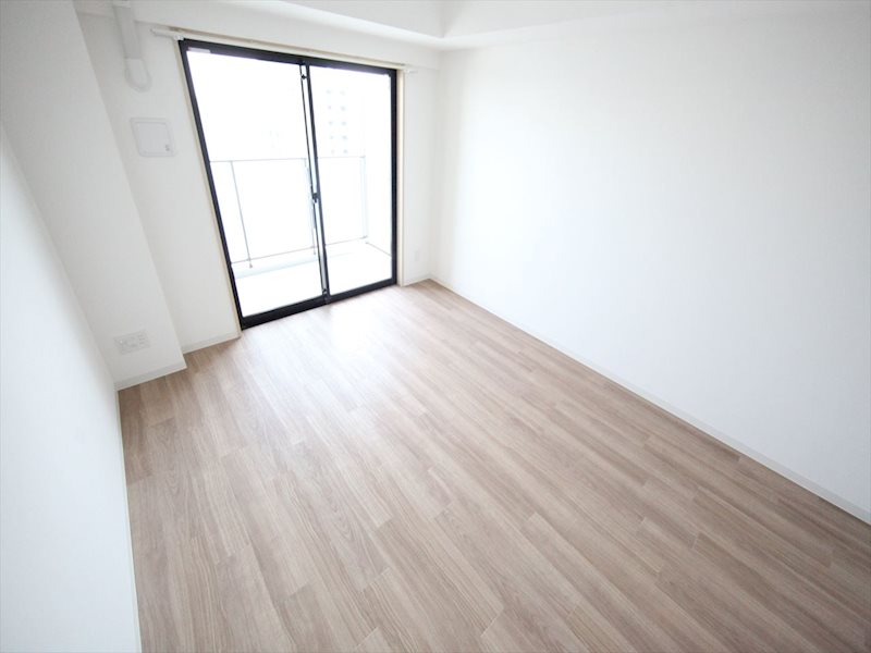PURE RESIDENCE 名駅南 洋室8.6帖　エアコン完備　バルコニーに面しています