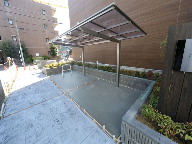 OHANA栄生 屋根付き駐輪場