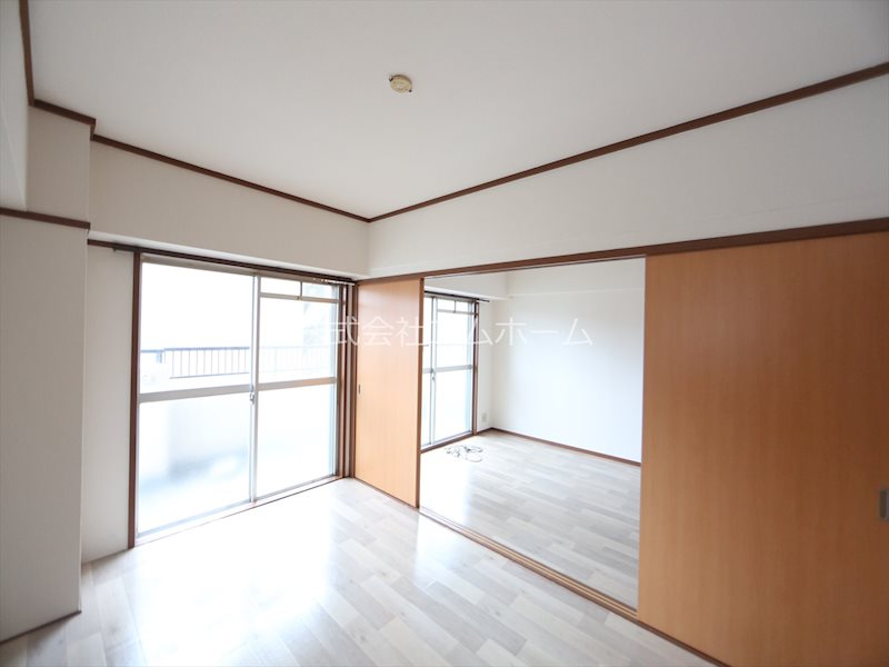 エスポア富士見台 洋室6帖　収納充実してます　バルコニーに面してます