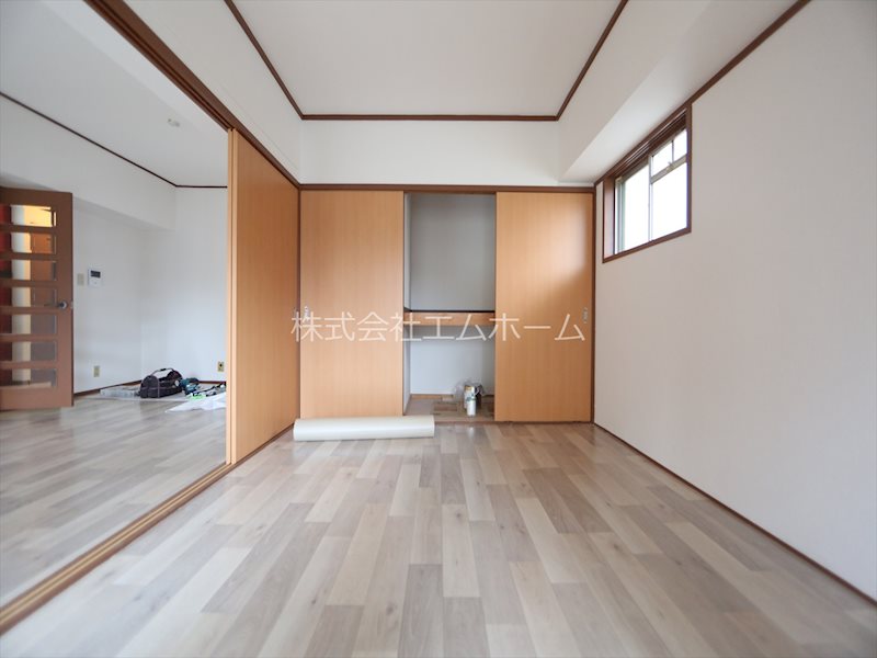エスポア富士見台 洋室6帖　収納充実してます　バルコニーに面してます