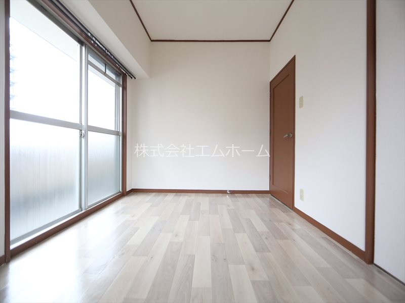 エスポア富士見台 洋室5.9帖　収納充実してます　バルコニーに面してます
