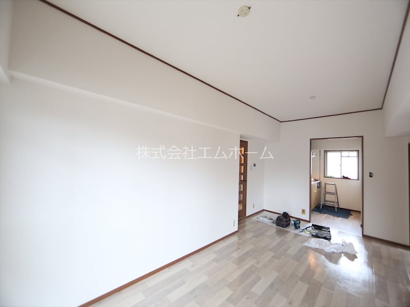 エスポア富士見台 ＬＤＫ14.5帖　バルコニーに面してます
